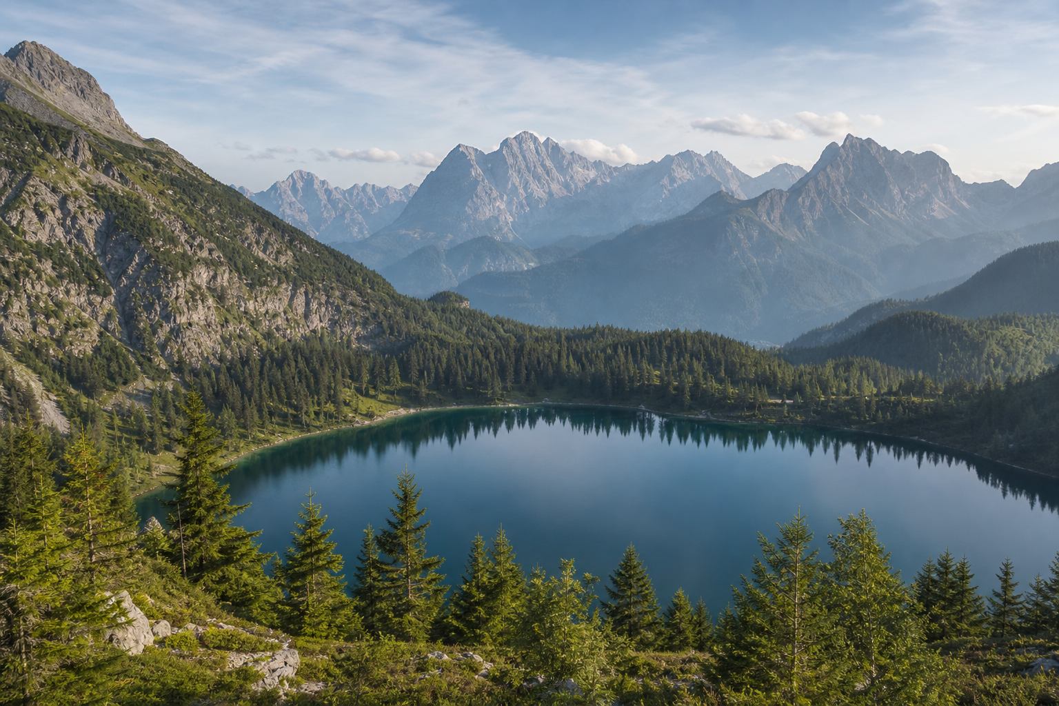 Bayerische Alpen und Bergsee bei klarem Wetter