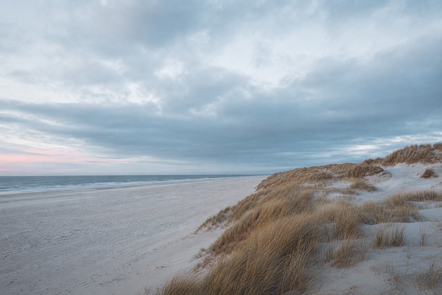 Dünen und Nordseeküste auf Sylt bei wechselndem Licht